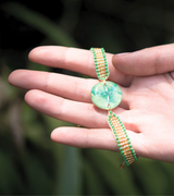 Pulsera medallón pequeño de flores naturales