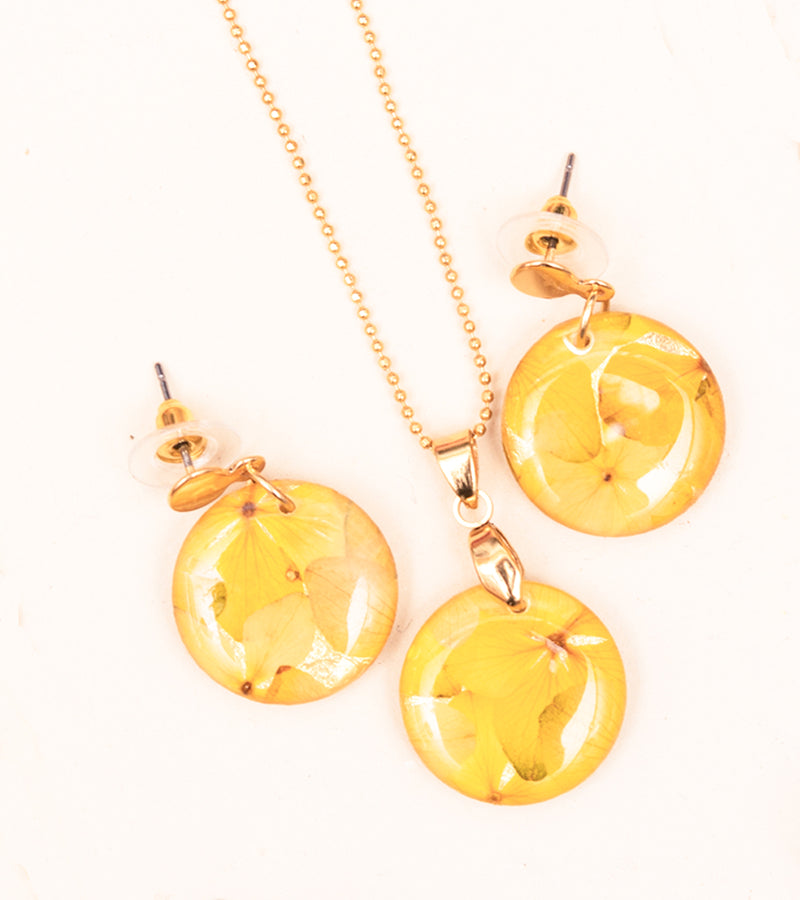 Set aretes y collar con medallones de flores naturales